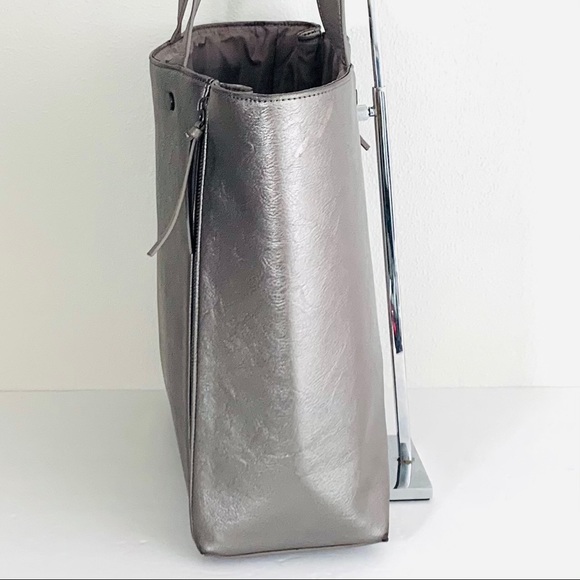 Neiman Marcus Metallic Gray Tote Good Condition💗🎉HP🎊🎁 - Picture 4 of 14